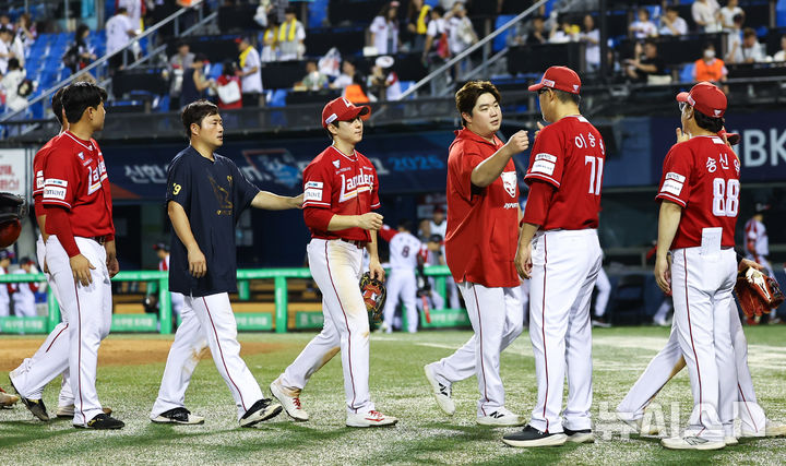 [서울=뉴시스] 최진석 기자 = 7일 서울 잠실야구장에서 열린 ‘2025 KBO리그’ SSG 랜더스와 LG 트윈스의 경기에서 7대3으로 승리한 SSG 이숭용 감독이 선수들과 기뻐하고 있다. 2025.09.07. myjs@newsis.com