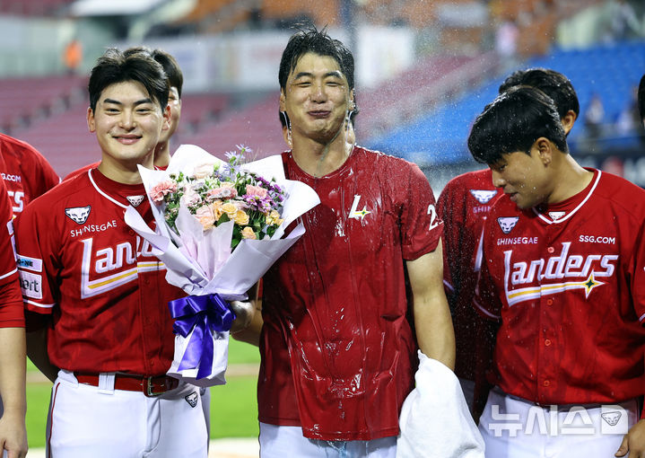 [서울=뉴시스] 최진석 기자 = 7일 서울 잠실야구장에서 열린 ‘2025 KBO리그’ SSG 랜더스와 LG 트윈스의 경기, 7대3으로 승리와 통산 2000탈삼진을 기록한 SSG 김광현이 동료들의 축하를 받으며 기념촬영하고 있다. 2025.09.07. myjs@newsis.com