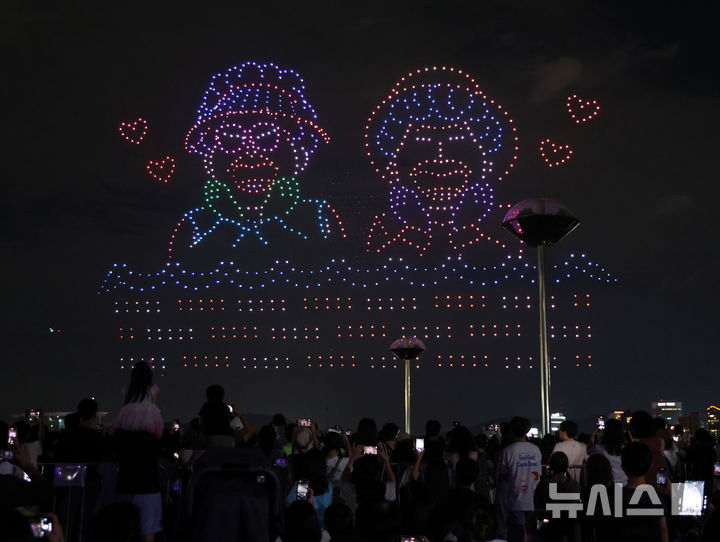 [서울=뉴시스] 김진아 기자 = 7일 서울 광진구 뚝섬한강공원에서 '케이팝 데몬 헌터스(케데헌)'를 주제로 한 '2025 한강 불빛 공연(드론 라이트 쇼)'가 펼쳐지고 있다. 2025.09.07. bluesoda@newsis.com