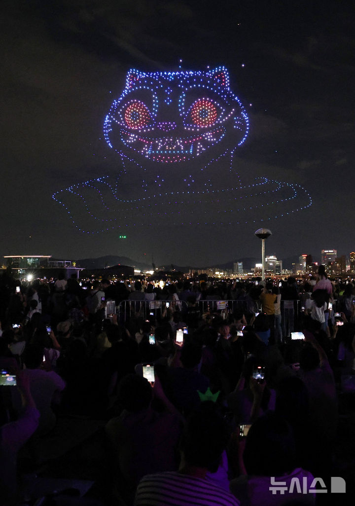 [서울=뉴시스] 김진아 기자 = 7일 서울 광진구 뚝섬한강공원에서 '케이팝 데몬 헌터스(케데헌)'를 주제로 한 '2025 한강 불빛 공연(드론 라이트 쇼)'가 펼쳐지고 있다. 2025.09.07. bluesoda@newsis.com