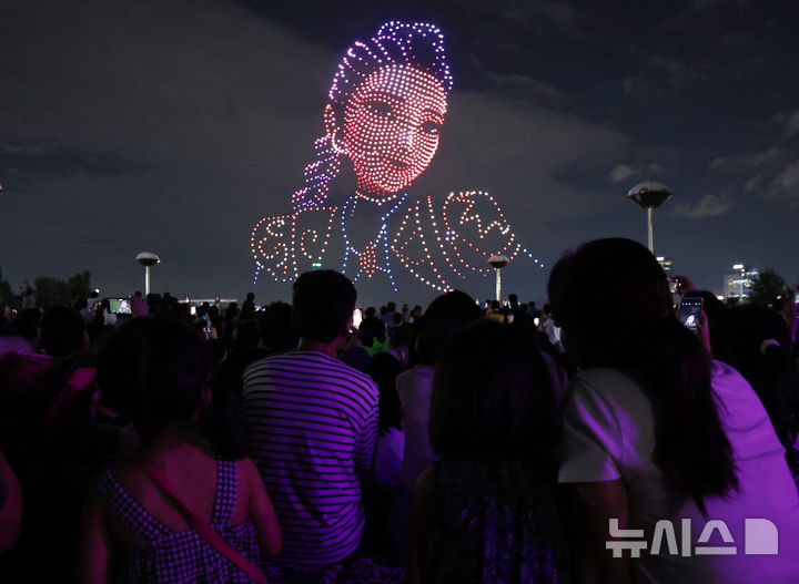 [서울=뉴시스] 김진아 기자 = 7일 서울 광진구 뚝섬한강공원에서 '케이팝 데몬 헌터스(케데헌)'를 주제로 한 '2025 한강 불빛 공연(드론 라이트 쇼)'가 펼쳐지고 있다. 2025.09.07. bluesoda@newsis.com