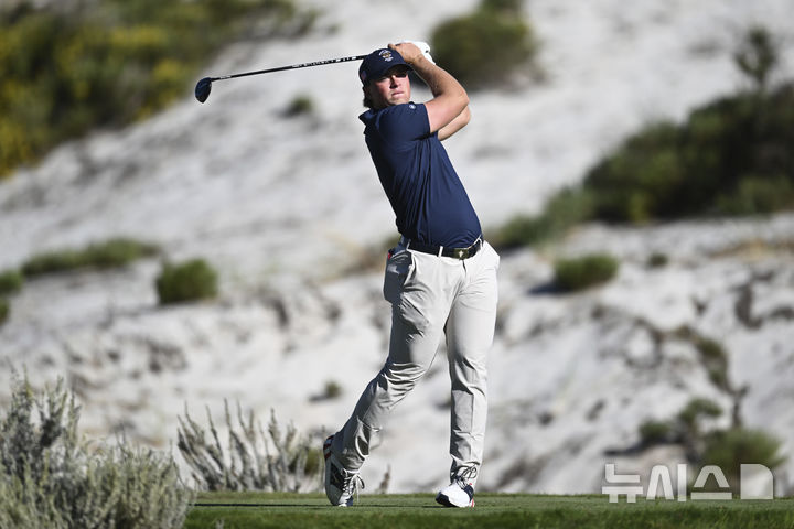 [몬터레이=AP/뉴시스] 미국의 마이클 라사소가 7일(현지 시간) 미국 캘리포니아주 몬터레이 인근 페블비치에서 열린 사이프러스 포인트클럽의 워커컵 골프 경기에서 4번 홀 티샷을 하고 있다. 2025.09.08.