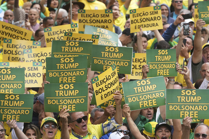 [상파울루=AP/뉴시스] 자이르 보우소나루 브라질 전 대통령 지지자들이 지난 9월 7일(현지 시간) 상파울루에서 보우소나루 전 대통령에 대한 대법원 재판에 반대하며 시위하고 있다. 2025.12.03.