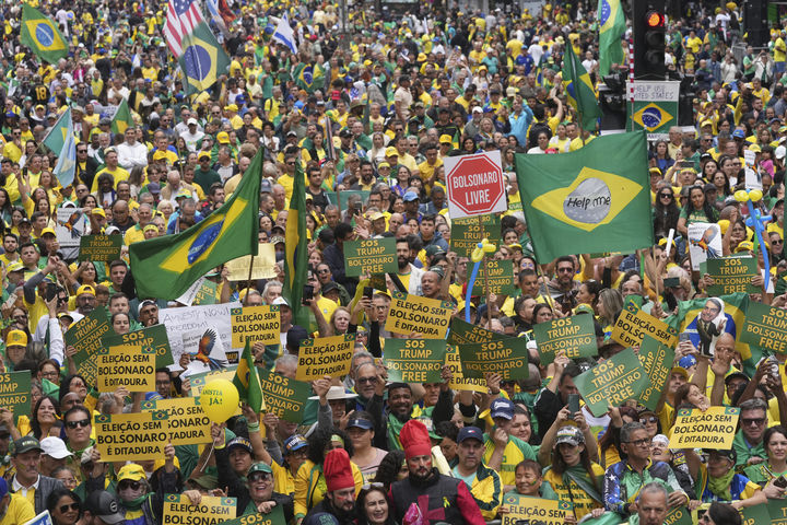 [상파울루=AP/뉴시스] 자이르 보우소나루 브라질 전 대통령 지지자들이 7일(현지 시간) 상파울루에서 보우소나루 전 대통령에 대한 대법원 재판에 반대하며 시위하고 있다. 보우소나루는 지난 2022년 대선 패배 후 권력 유지를 위해 쿠데타를 모의한 혐의로 재판에 넘겨져 이번 주 대법원 판결을 앞두고 있다. 2025.09.08.