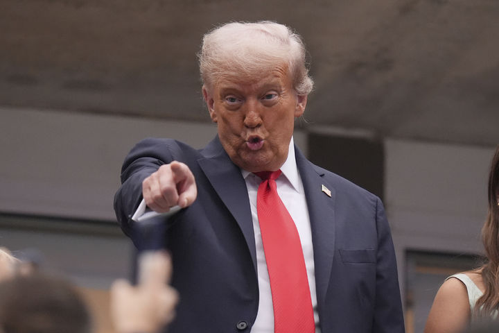 [뉴욕=AP/뉴시스] 9일(현지 시간) 파이낸셜타임스(FT)에 따르면 트럼프 대통령은 워싱턴에서 열린 미국과 EU 고위 관리들 간 회의에 전화를 걸어 중국과 인도에 대해 최대 100% 관세를 부과하자고 제안했다. 사진은 도널드 트럼프 미국 대통령이 7일(현지 시간) 뉴욕에서 열린 US오픈 테니스대회에 참석한 모습. 2025.09.10.