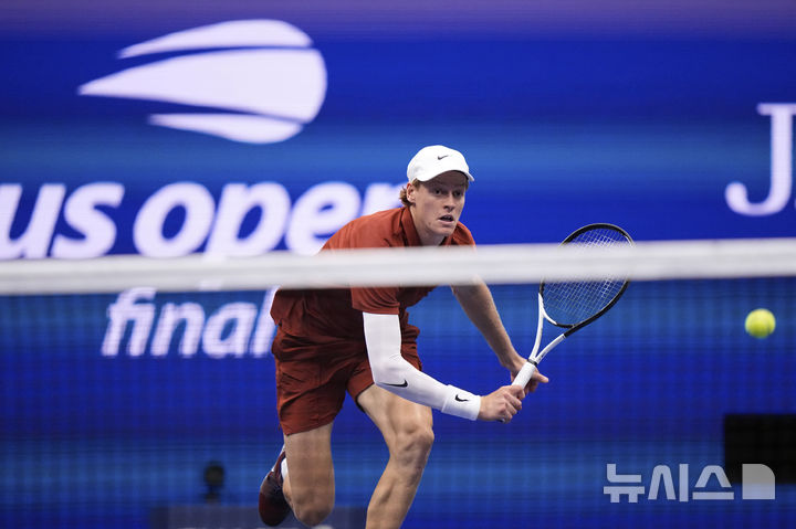 [뉴욕=AP/뉴시스] 얀니크 신네르(1위·이탈리아)가 7일(현지 시간) 미국 뉴욕의 빌리진킹 내셔널 테니스 센터에서 열린 US 오픈 남자 단식 결승에서 카를로스 알카라스(2위·스페인)와 경기하고 있다. 알카라스는 2연패를 노리는 신네르(1위·이탈리아)를 3-1(6-2 3-6 6-1 6-4)로 꺾고 3년 만에 대회 정상을 탈환했으며 세계 랭킹 1위에도 복귀한다. 2025.09.08.