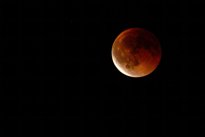 [오르푼트=AP/뉴시스] 7일(현지 시간) 스위스 오르푼트에서 개기월식이 관측되고 있다. '개기월식'은 달이 지구 그림자에 완전히 가려지는 천문 현상이다. 2025.09.08.