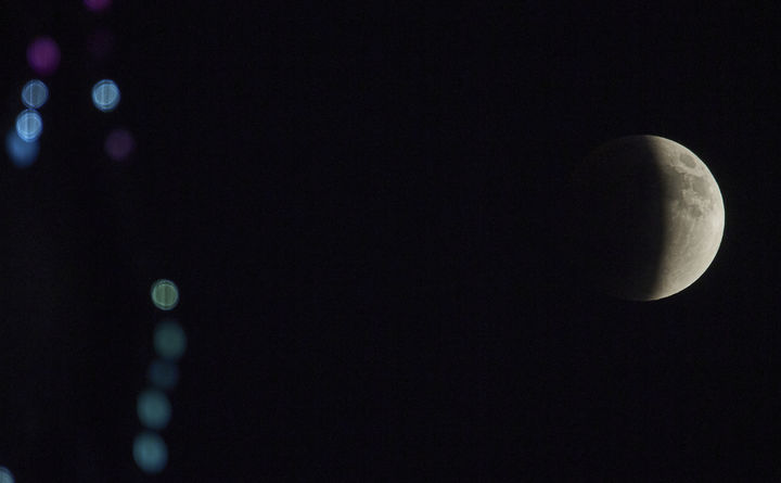 [바그다드=AP/뉴시스] 7일(현지 시간) 이라크 바그다드에서 부분월식이 관측되고 있다. 2025.09.08.