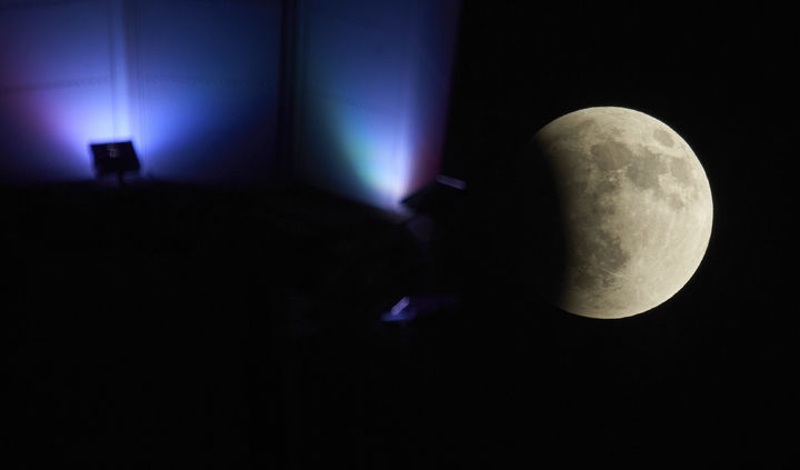 [바그다드=AP/뉴시스] 7일(현지 시간) 이라크 바그다드 상공에서 개기월식이 진행되고 있다. '개기월식'은 달이 지구 그림자에 완전히 가려지는 천문 현상이다. 2025.09.08.