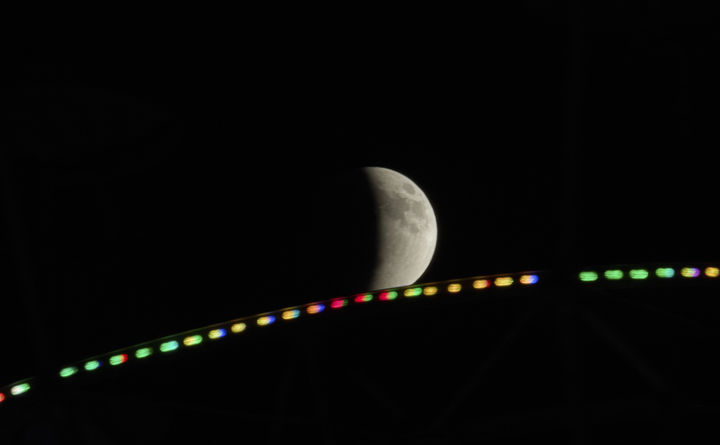 [바그다드=AP/뉴시스] 7일(현지 시간) 이라크 바그다드 상공에서 개기월식이 진행되고 있다. '개기월식'은 달이 지구 그림자에 완전히 가려지는 천문 현상이다. 2025.09.08.