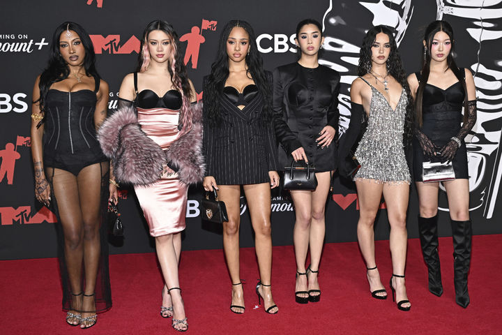 [엘먼트=AP/뉴시스] 걸그룹 KATSEYE(캣츠아이)가 7일(현지 시간) 미 뉴욕주 엘먼트의 UBS 아레나에서 열린 '2025 MTV 비디오 뮤직 어워즈'(MTV VMA)에 참석해 포토 타임을 갖고 있다. 왼쪽부터 라라, 메건, 마농, 소피아, 다니엘라, 윤채. 2025.09.08.