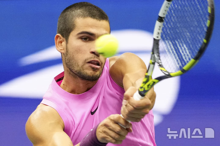 [뉴욕=AP/뉴시스] 카를로스 알카라스(2위·스페인)가 7일(현지 시간) 미국 뉴욕의 빌리진킹 내셔널 테니스 센터에서 열린 US 오픈 남자 단식 결승에서 얀니크 신네르(1위·이탈리아)와 경기하고 있다. 알카라스는 2연패를 노리는 신네르(1위·이탈리아)를 3-1(6-2 3-6 6-1 6-4)로 꺾고 3년 만에 대회 정상을 탈환했으며 세계 랭킹 1위에도 복귀한다. 2025.09.08.