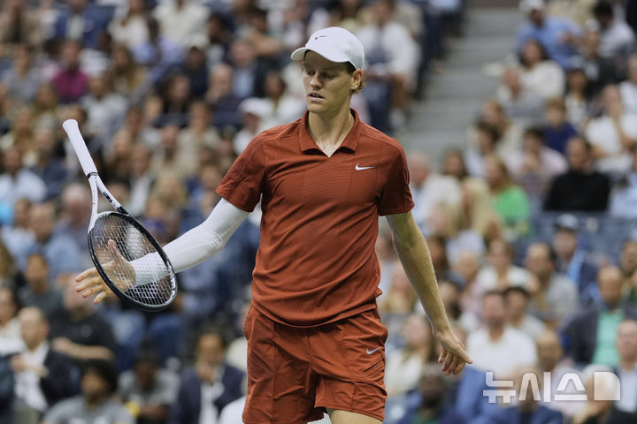 [뉴욕=AP/뉴시스] 얀니크 신네르(1위·이탈리아)가 7일(현지 시간) 미국 뉴욕의 빌리진킹 내셔널 테니스 센터에서 열린 US 오픈 남자 단식 결승에서 카를로스 알카라스(2위·스페인)와 경기하고 있다. 알카라스는 2연패를 노리는 신네르(1위·이탈리아)를 3-1(6-2 3-6 6-1 6-4)로 꺾고 3년 만에 대회 정상을 탈환했으며 세계 랭킹 1위에도 복귀한다. 2025.09.08.