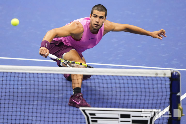 [뉴욕=AP/뉴시스] 카를로스 알카라스(2위·스페인)가 7일(현지 시간) 미국 뉴욕의 빌리진킹 내셔널 테니스 센터에서 열린 US 오픈 남자 단식 결승에서 얀니크 신네르(1위·이탈리아)와 경기하고 있다. 알카라스는 2연패를 노리는 신네르(1위·이탈리아)를 3-1(6-2 3-6 6-1 6-4)로 꺾고 3년 만에 대회 정상을 탈환했으며 세계 랭킹 1위에도 복귀한다. 2025.09.08.