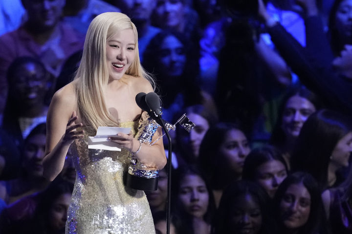 [뉴욕=AP/뉴시스] 블랙핑크 로제가 7일(현지시간) 미국 뉴욕 UBS 아레나에서 열린 '2025 MTV VMA'에서 미국 팝스타 브루노 마스와 협업한 곡이자 미국 빌보드 메인 싱글차트 '핫 100' 3위를 찍은 '아파트(APT.)'로 올해의 노래를 차지했다. K-팝 가수가 해당 부문을 받은 건 로제가 처음이다.