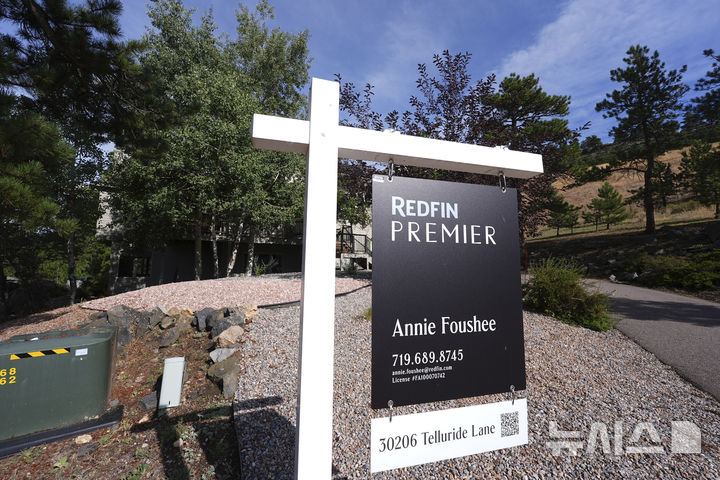 [AP/뉴시스] 미 콜로라도주 에버그린에 두 달 동안 걸려 있는 주택 매물 사인