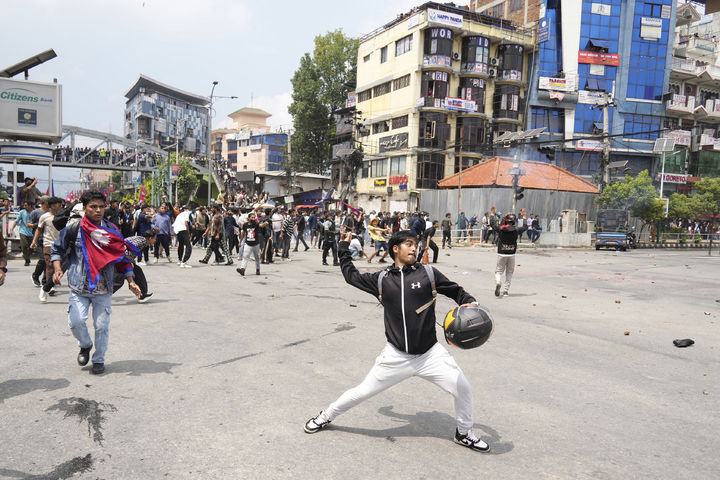[카트만두=AP/뉴시스] 8일(현지 시간) 네팔 카트만두 의사당 건물 밖에서 시위대가 경찰을 향해 돌맹이를 던지고 있다. 시위대는 정부의 소셜미디어 금지에 항의하며 의회 진입을 시도했으며 이 과정에서 경찰의 총격을 받아 최소 10명이 숨지고 수십 명이 부상했다. 2025.09.09.