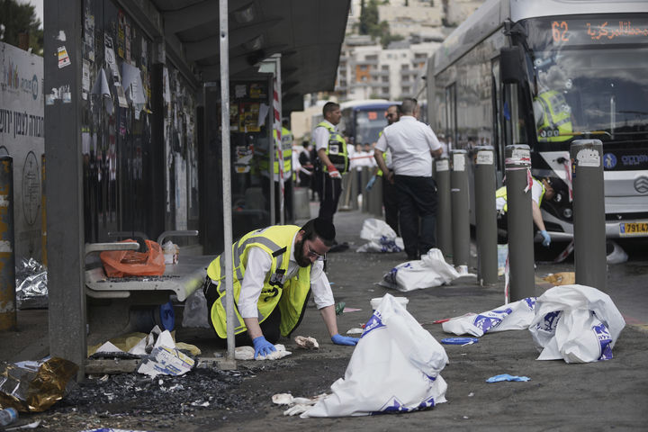 [AP/뉴시스] 8일 2명의 팔레스타인 총격자에 의해 6명이 사망한 예루살렘 버스정류장에서 구조 요원들이 현장의 핏자국을 지우고 있다