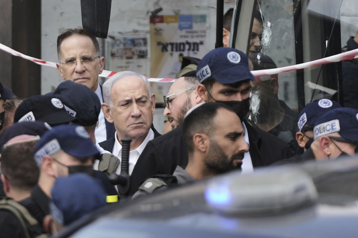 [AP/뉴시스] 베냐민 네타냐후 총리가 예루살렘 버스정류장 총격 현장에 나타나 살펴보고 있다