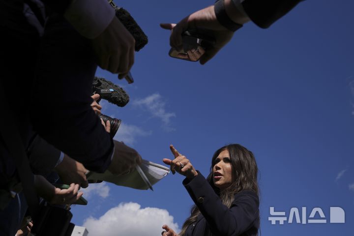 [AP/뉴시스] 미국의 크리스티 놈 국토안보부 장관이 8일 정보공유 5개국 '파이브 아이즈' 내무장관회의 차 런던에 와서 기자들에게 말하고 있다 