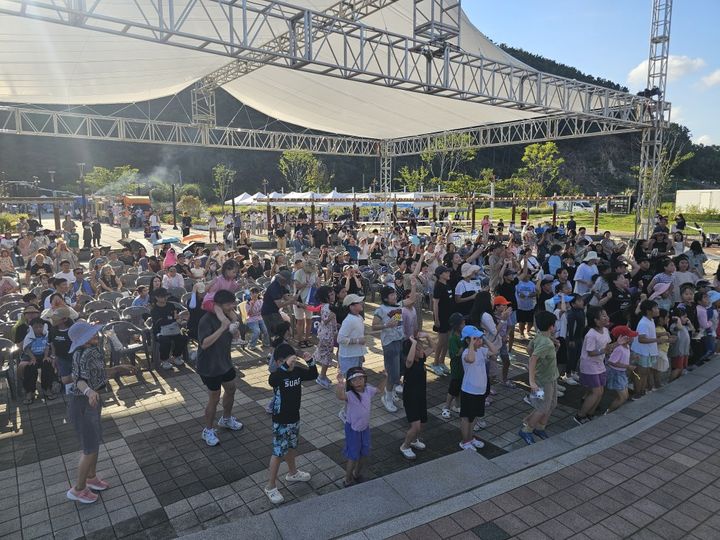 [거제=뉴시스] 신정철 기자= 경남 거제시는 지난 6일 능포수변공원에서 ‘2025 거제청년축제 워터붐붐’ 행사를 성황리에 개최했다고 8일 밝혔다.사진은 시민 등 2000여 명이 참석한 행사장 모습.(사진=거제시 제공).2025.09.08. photo@newsis.com *재판매 및 DB 금지
