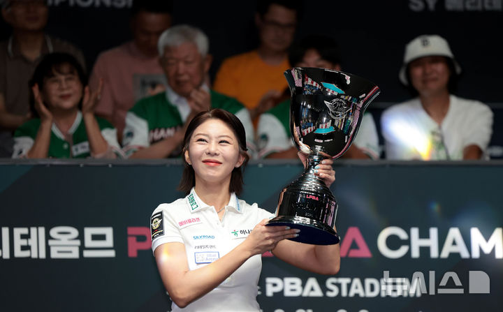 [서울=뉴시스]'당구여제' 김가영, 스롱 꺾고 시즌 4차투어 우승. (사진=프로당구협회 제공)