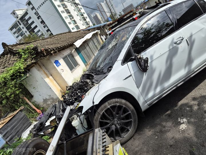 [당진=뉴시스] 지난 7일 오전 충남 당진시 우강면 창리에서 발생한 교통사고로 2명의 사상자가 발생한 가운데 사고 차량인 골프가 현장에 크게 부서진 채로 서 있는 모습. (사진=당진경찰서 제공) 2025.09.08. photo@newsis.com&nbsp; *재판매 및 DB 금지