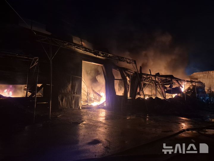 [김해=뉴시스]김해 공장 화재. (사진=소방서 제공). 2025.09.08. photo@newsis.com