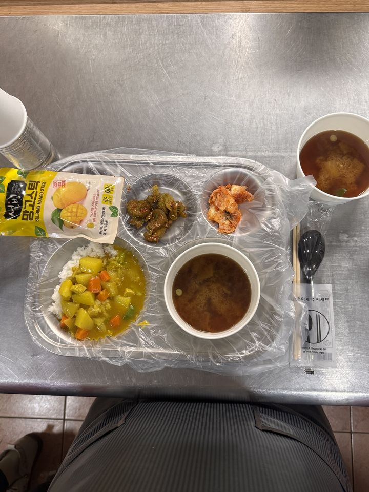 [강릉=뉴시스] 강릉시 지역 내 사회복지시설에서 가뭄 극복을 위해 1회용 식판용 비닐 커버를 사용하고 있다.(사진=강릉시 제공)photo@newsis.com *재판매 및 DB 금지