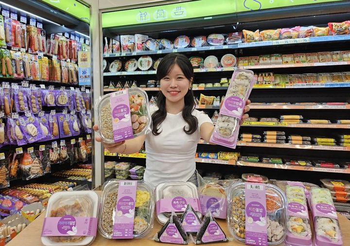 [서울=뉴시스] 편의점 CU가 이달 글로벌 간편식 브랜드 스노우폭스(SNOWFOX)와 손잡고 프리미엄 원재료와 건강 콘셉트를 강조한 차별화 간편식 9종을 출시한다고 8일 밝혔다. (사진=BGF리테일 제공) *재판매 및 DB 금지