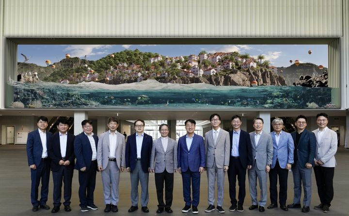 [서울=뉴시스] 삼성디스플레이 기흥캠퍼스에서 서강대와 삼성디스플레이 관계자들이 기념사진을 촬영하고 있다. (사진=서강대 제공) 2025.09.08. photo@newsis.com&nbsp; *재판매 및 DB 금지