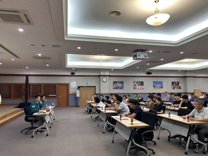 [강릉=뉴시스] 강릉시가 저수조 용량 100톤 이상 대수용가를 대상으로 6일 시청 2층 대회의실에서 제한급수 관련 간담회를 개최하고 있다.(사진=강릉시 제공)photo@newsis.com *재판매 및 DB 금지