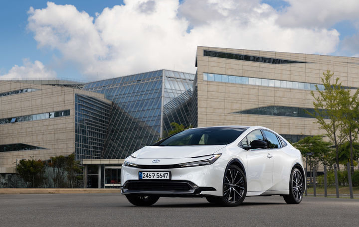 [서울=뉴시스] 토요타코리아가 새로운 사륜구동 모델 '26년형 프리우스 하이브리드(HEV) AWD XLE'를 공식 출시하고 판매에 들어간다고 8일 밝혔다. (사진=토요타코리아 제공) photo@newsis.com *재판매 및 DB 금지