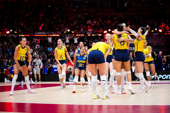 [서울=뉴시스] 브라질이 7일(현지 시간) 태국 방콕에서 열린 2025 국제배구연맹(FIVB) 세계선수권대회 3~4위전에서 일본을 꺾은 뒤 기뻐하고 있다. (사진=FIVB 공식 홈페이지 캡처) 2025.09.08. *재판매 및 DB 금지