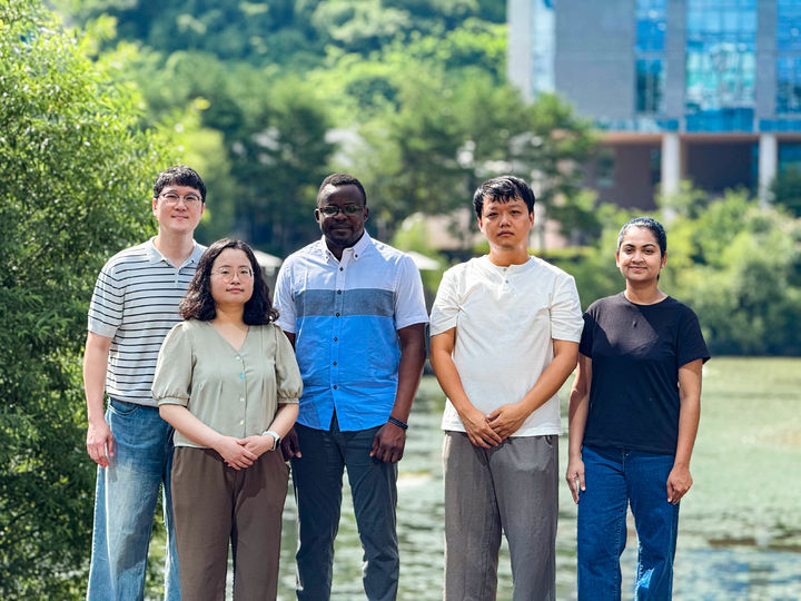 [울산=뉴시스] 구미현 기자 = UNIST 연구진. 사진 좌측부터 민두영 교수, 김서윤 연구원(제1저자), 빅터 사동고 연구원(제1저자), 김어진 연구원(제1저자), 바시니 위제싱헤 연구원 (사진=UNIST 제공) 2025.09.08. photo@newsis.com *재판매 및 DB 금지