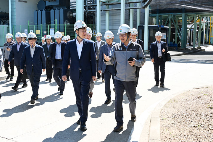 [안산=뉴시스] 이민근 경기 안산시장(앞줄 왼쪽)이 지난 5일 GS반월열병합발전을 방문해 시설을 둘러보고 있다. (사진=안산시 제공) 2025.09.08. photo@newsis.com *재판매 및 DB 금지