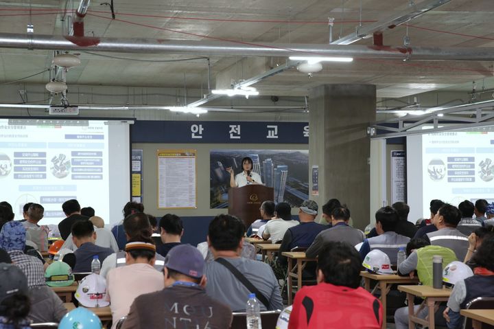 [서울=뉴시스] 외국인 안전문화 지도사가 외국인 근로자들을 대상으로 안전교육을 하고 있다. (사진=한화 건설부문 제공) 2025.09.08. photo@newsis.com *재판매 및 DB 금지