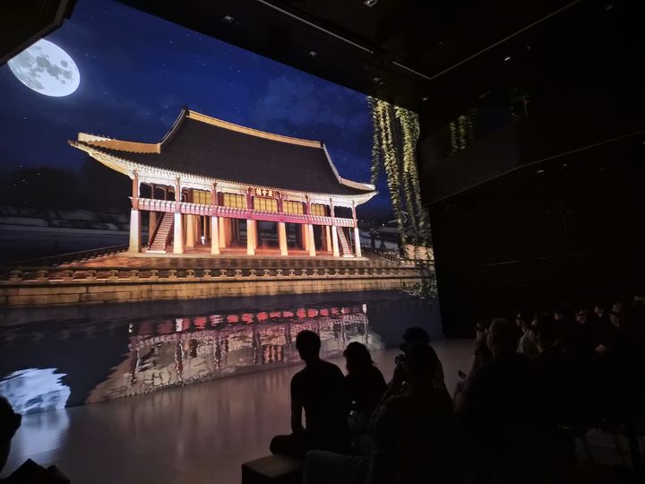 [서울=뉴시스] 오스트리아 린츠 아르스 일렉트로니카 센터에서 열린 '아르스 일렉트로니카 페스티벌'에서 디지털 국가유산 전시 감상하는 관람객들 (사진=국가유산청 제공) 2025.09.08. photo@newsis.com (‘25.9.6. *재판매 및 DB 금지