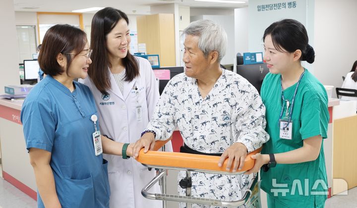 [서울=뉴시스] 백지연 서울아산병원 노년내과 교수(왼쪽에서 두 번째)와 의료진이 노년 입원 환자의 거동 상태를 살펴보며 허약 수준을 평가하고 있다. (사진= 서울아산병원 제공)