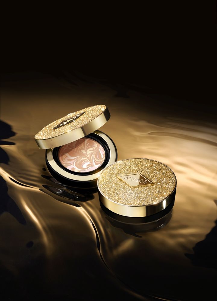 [서울=뉴시스] 애경산업은 자사 브랜드 'AGE20’S(에이지투웨니스)'가 2025년 가을·겨울(FW) 시즌을 맞아 '앰플 에센스 팩트 럭스 골드'를 출시한다고 8일 밝혔다.(사진=애경산업 제공) *재판매 및 DB 금지