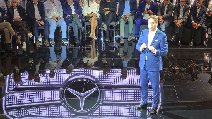 [서울=뉴시스] 7일(현지시간) 독일 뮌헨에서 열린 IAA 메르세데스-벤츠 프리 나이트 행사에서 올라 칼레니우스 메르세데스-벤츠 회장이 GLC 위드 EQ 테크놀로지를 소개하고 있다. (사진=한국자동차기자협회 제공) 2025.09.08 photo@newsis.com *재판매 및 DB 금지