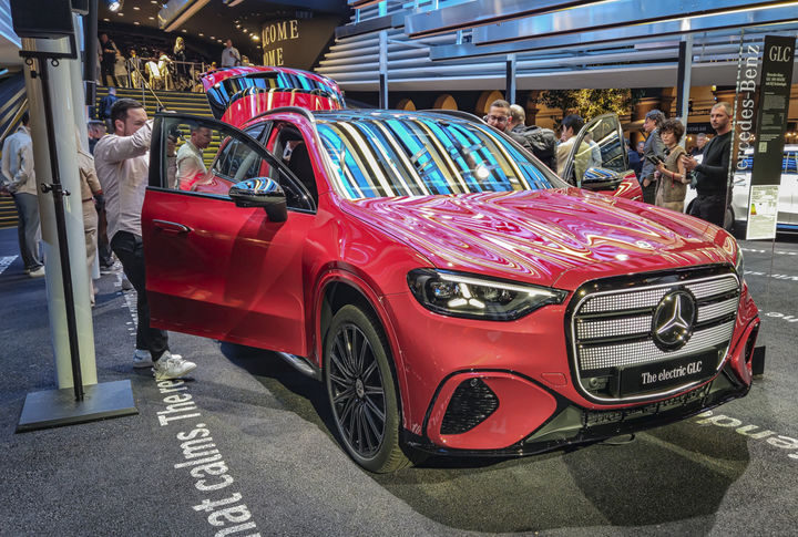 [서울=뉴시스] 7일(현지시간) 독일 뮌헨에서 열린 IAA 메르세데스-벤츠 프리 나이트 행사장에 전시된 GLC 위드 EQ 테크놀로지. (사진=한국자동차기자협회 제공) 2025.09.08 photo@newsis.com *재판매 및 DB 금지