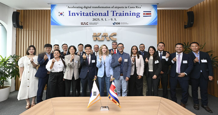 [서울=뉴시스] 지난 1일, 한국공항공사 본사 회의실에서 열린 ‘코스타리카 공항 디지털 전환 고도화 연계 초청연수’ 환영식에서 이정기 한국공항공사 사장직무대행(왼쪽에서 여덟 번째)이 연수 참석자들과 함께 기념촬영을 하고 있다. 2025.09.08. (사진=한국공항공사 제공) photo@newsis.com *재판매 및 DB 금지