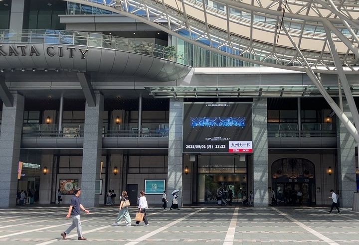 [수원=뉴시스] 일본 시부야구 이차가와쵸 산루이빌딩 옥외광고판에서 수원화성 관광자원 광고 영상이 재생되고 있다. (사진=수원시 제공) 2025.09.08. photo@newsis.com *재판매 및 DB 금지