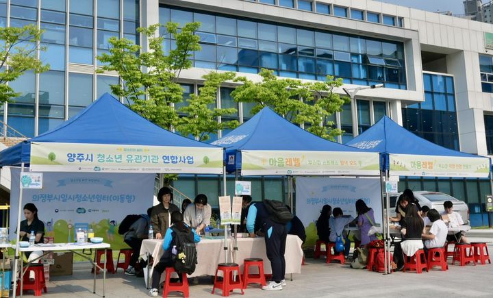 [수원=뉴시스] 가정 밖 청소년 찾아가는 거리상담. (사진=경기도 제공) 2025.09.08. photo@newsis.com *재판매 및 DB 금지