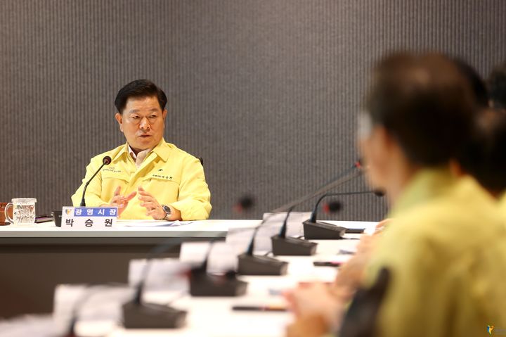 [광명=뉴시스] 박승원 광명시장이 8월 시청 컨퍼런스룸에서 열린 소하동 아파트 화재 관련 현안회의를 주재하고 있다.(사진=광명시 제공)2025.09.08.photo@newsis.com *재판매 및 DB 금지