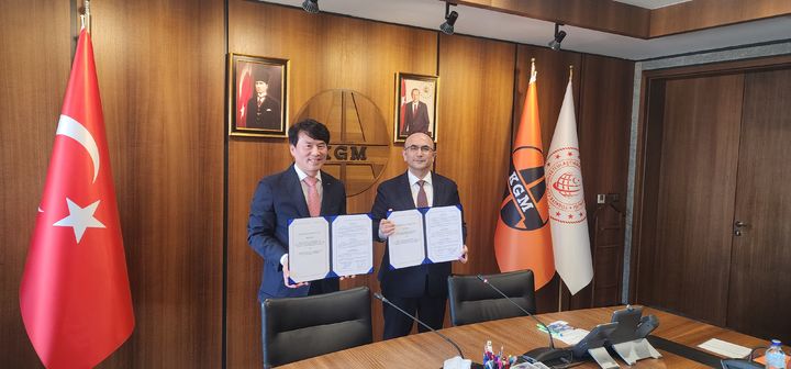 [서울=뉴시스] 임찬수 한국도로공사 해외사업처장(왼쪽)과 아흐멧 귈셴 튀르키예 도로청장이 지난 5일(현지시간) 튀르키예 도로청에서 업무협약을 체결하는 모습. 2025.09.08. (사진=도로공사 제공) photo@newsis.com *재판매 및 DB 금지