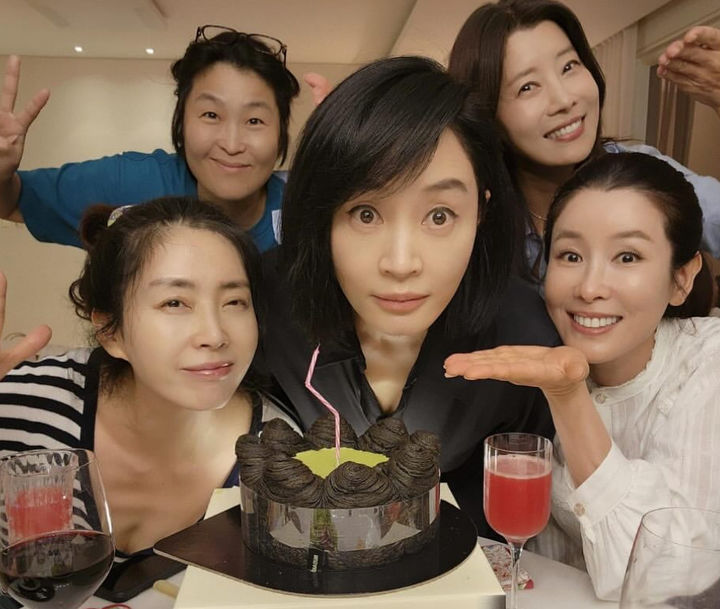 [서울=뉴시스] 배우 김혜수가 동료들과 함께 생일파티를 열고 있다. (사진=김혜수 인스타그램 캡처) 2025.09.08. photo@newsis.com *재판매 및 DB 금지