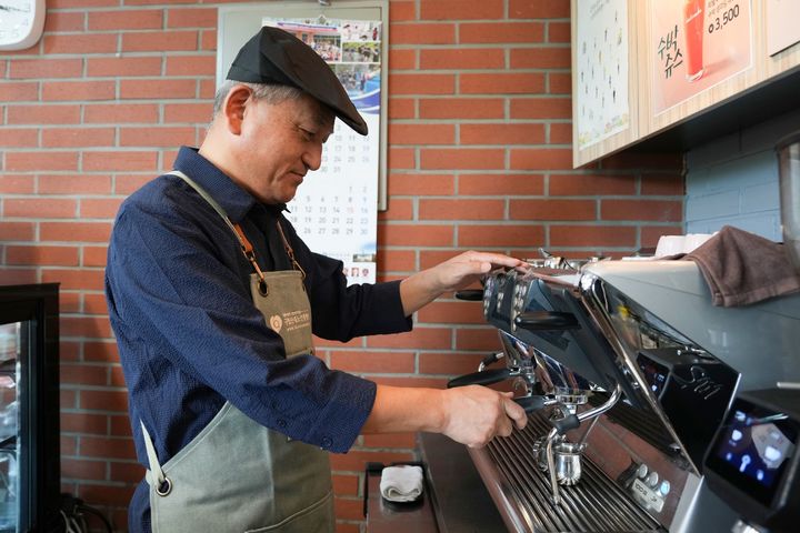 [서울=뉴시스] 옹기테마공원의 어르신 일자리 카페 ‘옹기종기 카페’에서 일하는 어르신의 모습. 2025.09.08. (사진=중랑구 제공) *재판매 및 DB 금지