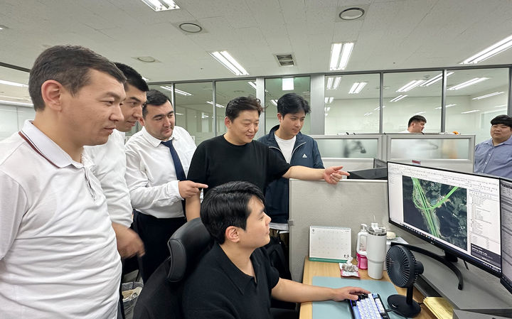 [서울=뉴시스] 한국국토정보공사(LX)의 연수에 참가한 우즈베키스탄 공무원들이 신규도로 등록 장면을 살펴보는 모습. 2025.09.08. (사진=국토정보공사 제공) photo@newsis.com *재판매 및 DB 금지